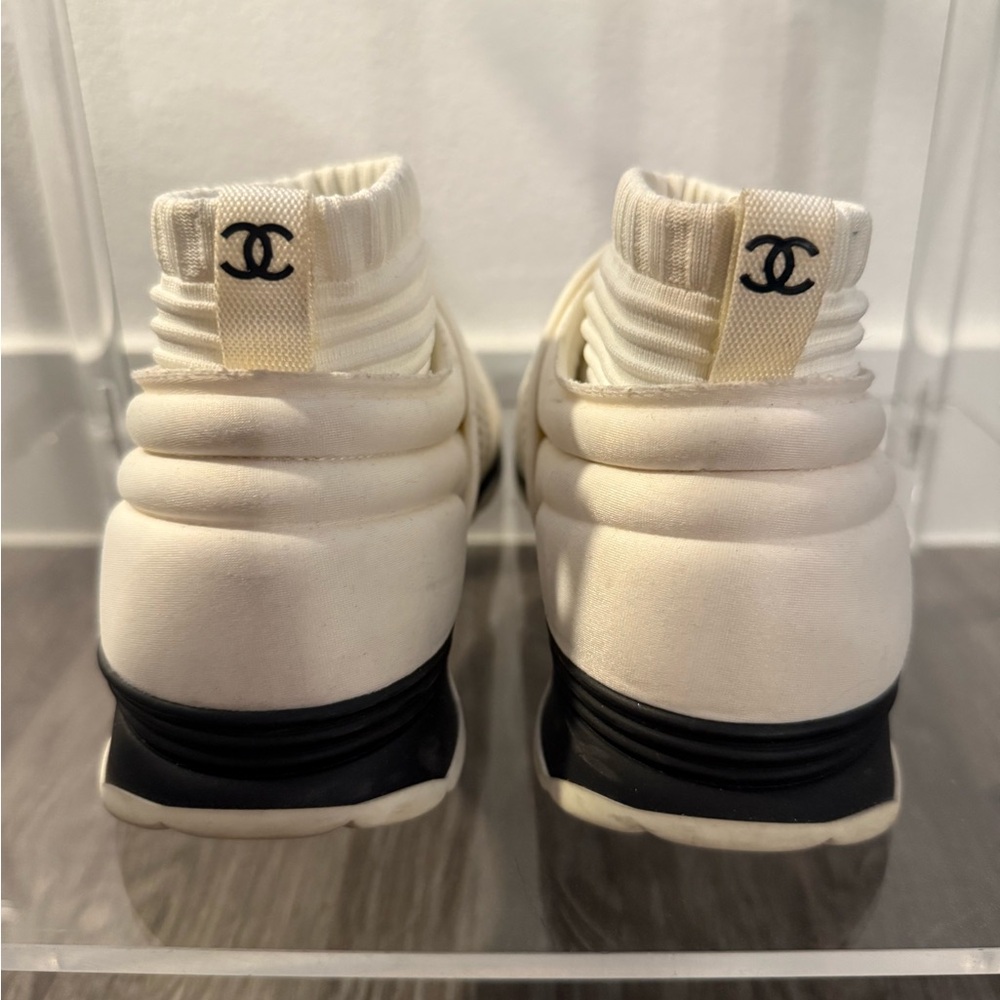 CHANEL Cream Ribbed Slip-On Shoes‎ - Picture 4 of 6